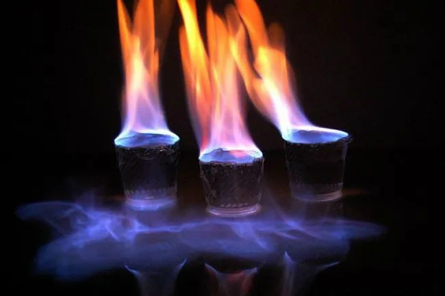 酒精在燃烧时火焰基本无色,而固体酒精由于加入了 氢氧化钠,钠离子的
